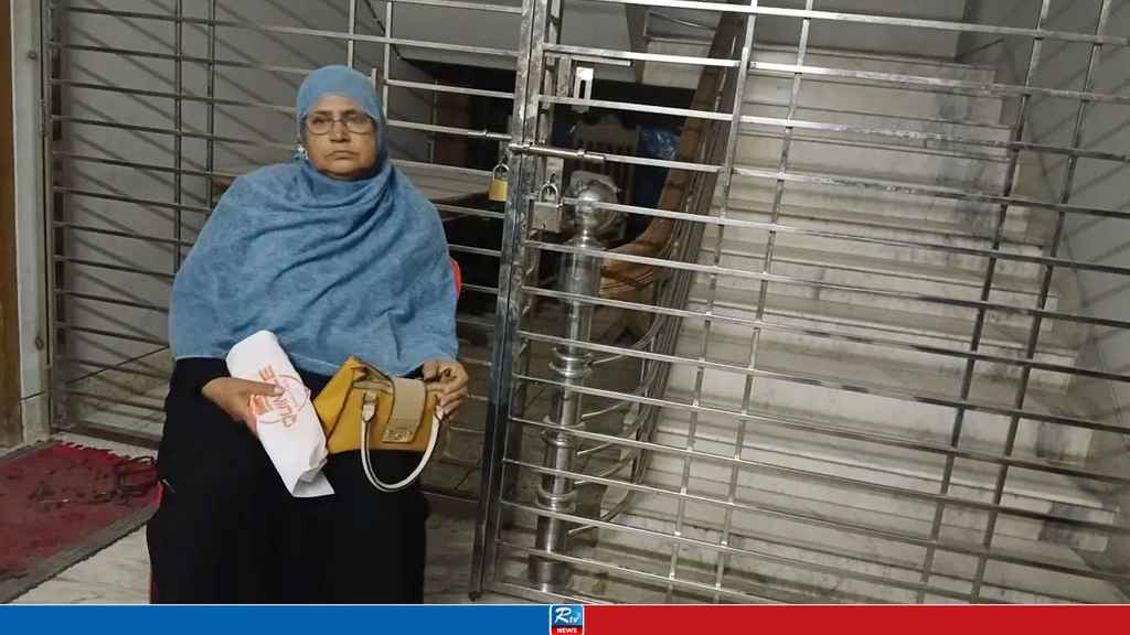 মাকে জীবনের জন্য হুমকি দাবি করে বাড়িতে ঢুকতে দিচ্ছে না ছেলে