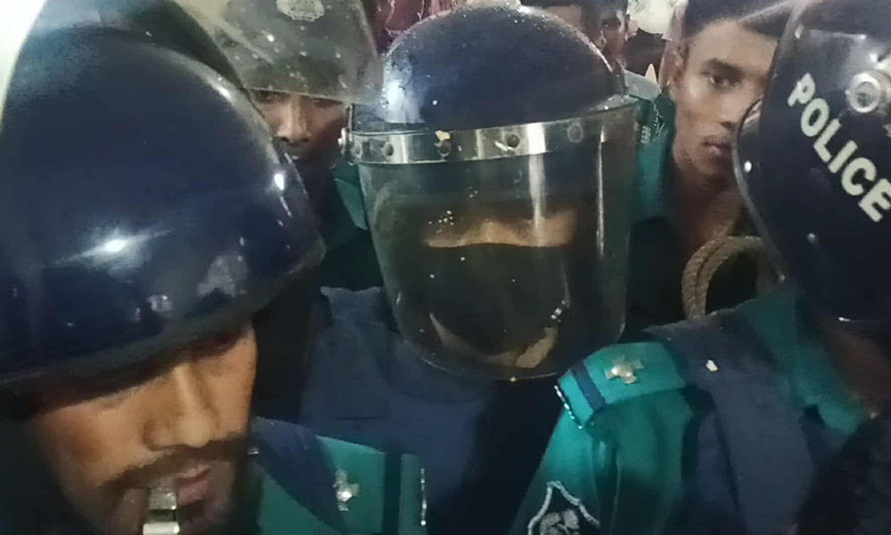 বিএসবির খায়রুল বাশারকে আদালতে কিল-ঘুষি, ডিম নিক্ষেপ