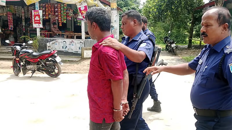 চাঁদাবাজির অভিযোগ সাবেক যুবদল নেতাকে পুলিশে দিলেন বিএনপির নেতাকর্মীরা