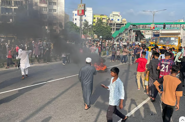 গোপালগঞ্জে হামলার প্রতিবাদে নোয়াখালী, লক্ষ্মীপুর ও ফেনীতে ব্লকেড, সড়ক অবরোধ