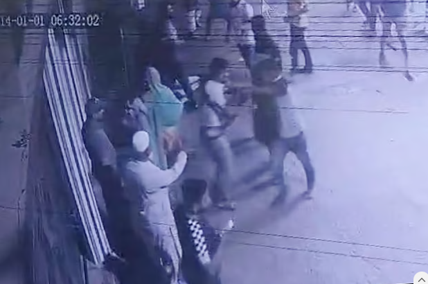 সালিসে বিতণ্ডার এক পর্যায়ে ব্যাগ থেকে পিস্তল বের করে গুলিবর্ষণ