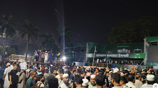সমাবেশের আগের রাতে সোহরাওয়ার্দীতে জড়ো হচ্ছেন জামায়াতের নেতা-কর্মীরা