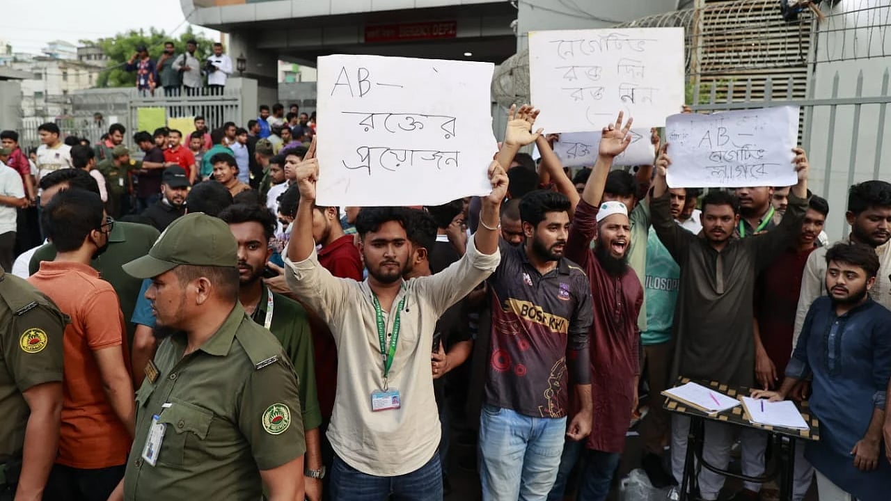 আহতদের চিকিৎসায় রক্ত প্রয়োজন, যেভাবে করবেন যোগাযোগ